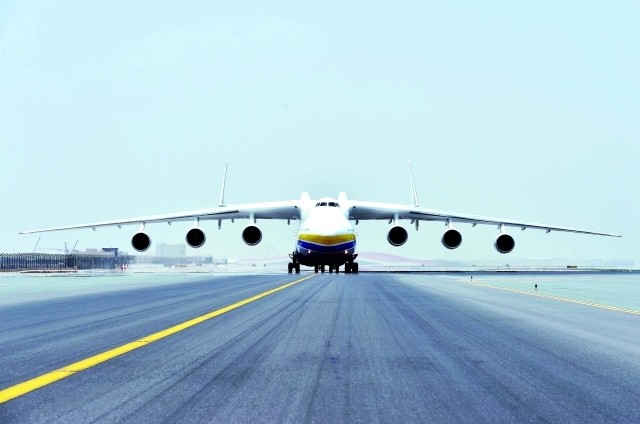 أكبر طائرات العالم تهبط في أبوظبي
