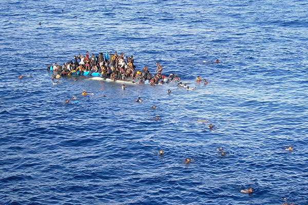 كارثة جديدة.. غرق 700 مهاجر في البحر المتوسط