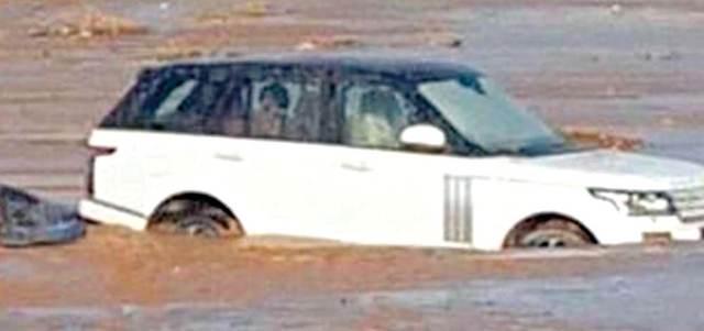 صاحب سيارة جرفتها مياه الأمطار يطلب تعويضاً بـ 594 ألف درهم