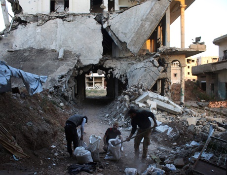 النظام يمطر الغوطة بالبراميل المتفجرة وغاراته تقتل 21 وسط سوريا