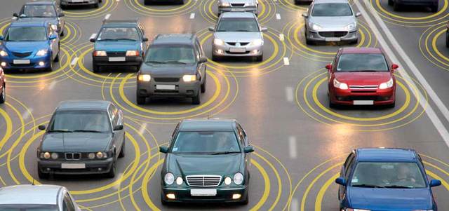 احتدام المنافسة بين عمالقة التكنولوجيا على سوق السيارات الذكية