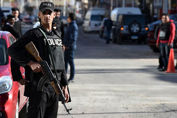 مسلحون يقتلون 8 من الشرطة في القاهرة