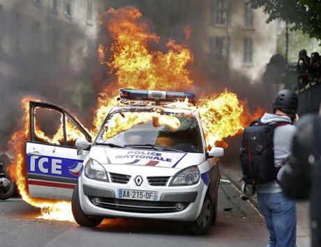 تظاهرات معارضة ومؤيدة للشرطة في باريس وإضراب عمال النقل العام