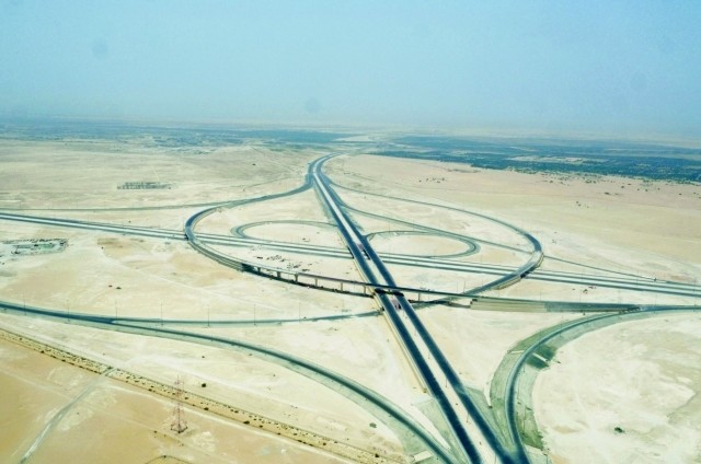 إنجاز 83 % من مشروع طريق أبوظبي دبي الجديد