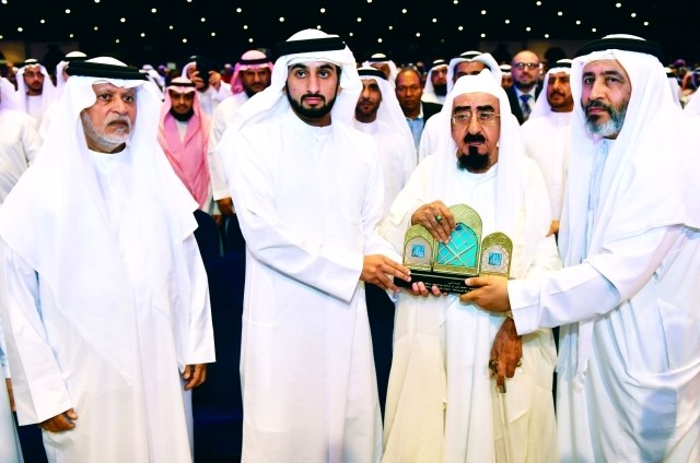أحمد بن محمد يكرّم الفائزين بجائزة دبي للقرآن الكريم وشخصية العام الإسلامية