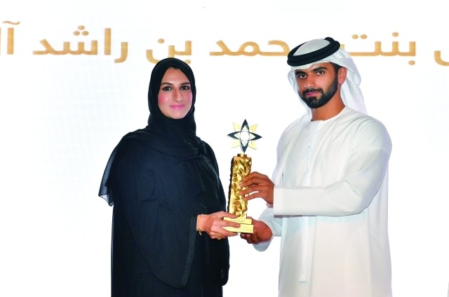 منصور بن محمد يكرّم الفائزين بجائزة «وطني الإمارات»