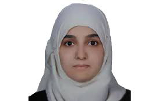 الشيخة فاطمة تهنئ الطالبة السورية «هاجر» وتتكفل بعلاج والديها