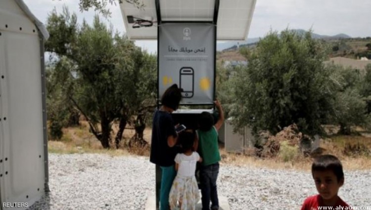 محطة متنقلة لشحن الهواتف بـ «الطاقة الشمسية»