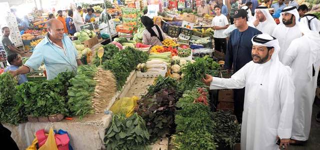 «الاقتصاد» تلزم تجاراً في سوق عجمان بخفض أسعار خضروات