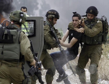 الاحتلال يعتقل 30 فلسطينياً ومستوطنوه يعربدون في «الأقصى»