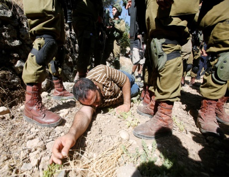 جيب عسكري يدهس فلسطينياً وإصابة 14 في الضفة وغزة
