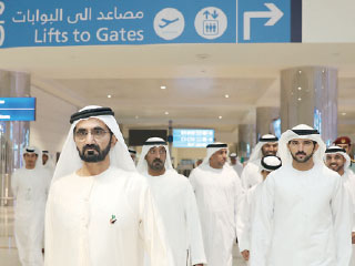 محمد بن راشد يزور مطار دبي الدولي ويطمئن على راحة وسلامة مستخدمي «بوابة السلام»