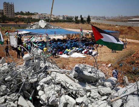 الاحتلال يقمع مسيرات الضفة السلمية ويعتقل 52 فلسطينياً