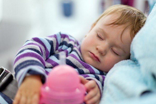 النوم المبكر يقي الأطفال شر البدانة