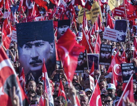 حملات التطهير تطاول صحفيين وأردوغان يلتقي المعارضة