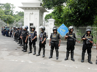 مقتل شرطي وإصابة 12 بانفجار قبل صلاة العيد في بنجلاديش
