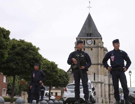فرنسا تقر بالتقصير في اعتداء الكنيسة وتقيد تمويل بناء المساجد