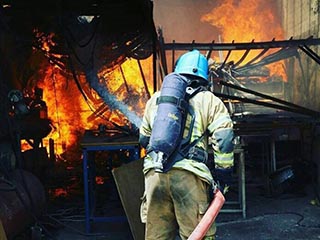 حريق ضخم يلتهم 6 مستودعات بـ«صناعية عجمان»