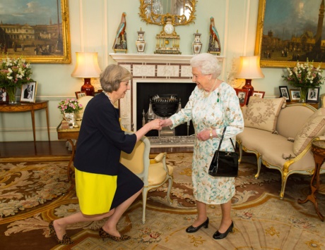 ملكة بريطانيا تكلف تيريزا ماي.. وجونسون للخارجية