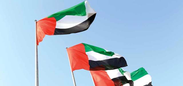 بلدية أبوظبي تبدّل الأعلام المتأثرة بالعوامل الطبيعية