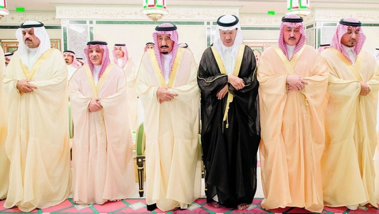خادم الحرمين الشريفين يؤدي صلاة الميت على الأمير منصور بن فيصل بن سعود