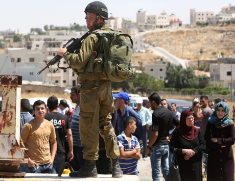الاحتلال يشدد الإجراءات ضد الفلسطينيين وحصار الخليل