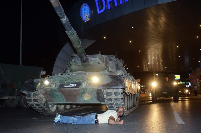 تركيا : الشعب ينتصر على الدبابات ويفشل الإنقلاب