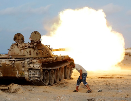 القوات الليبية تتقدم في سرت و8 قتلى بمفخخة في بنغازي