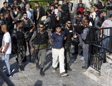 الاحتلال يعتقل 13 فلسطينياً في الضفة وبحريته تعتقل صياداً في غزة
