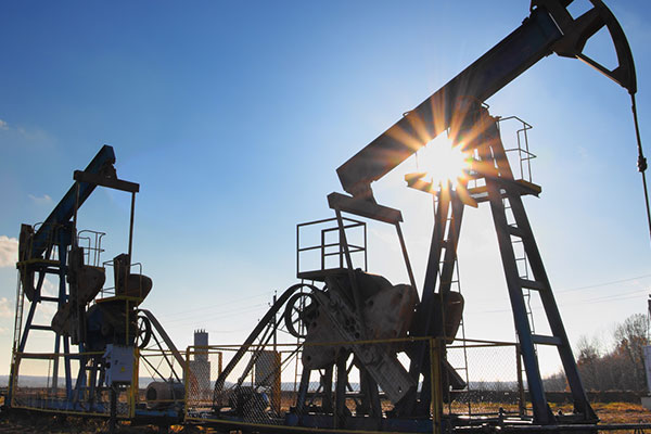 النفط يهبط مع ارتفاع المعروض العالمي