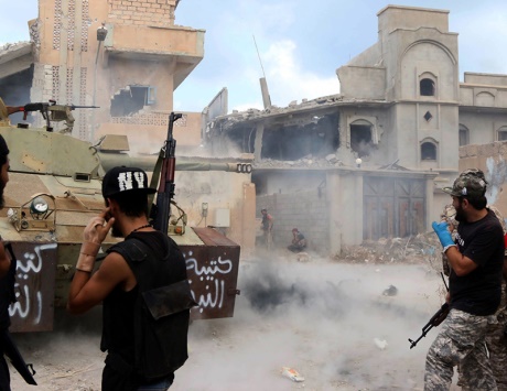 21 قتيلاً من القوات الليبية بتوغل في آخر معاقل «داعش» بسرت