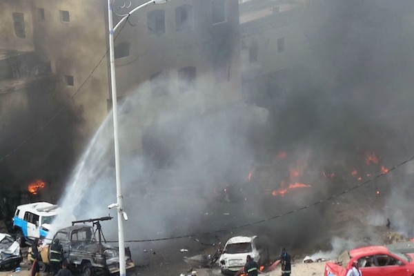 مقتل 60 في انفجار سيارة مفخخة يقودها انتحاري في عدن