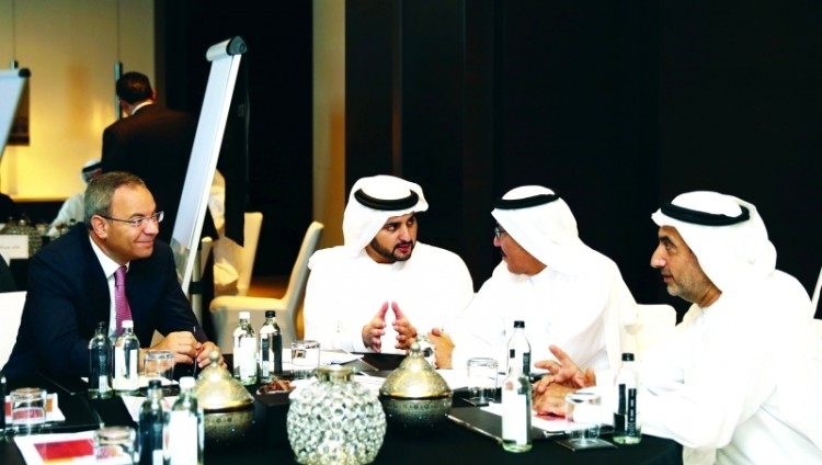 مكتوم بن محمد يشهد جلسة عصف ذهني لدائرة الرقـابة المـالية في دبي