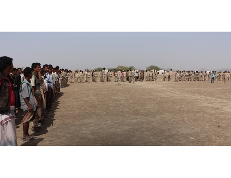 مئات الضباط والجنود اليمنيين ينضمون إلى الجيش الوطني