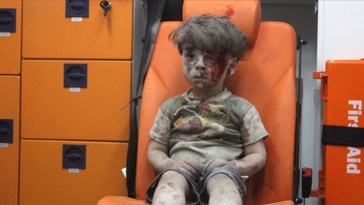 شاهد.. ماذا فعلت مذيعة CNN عندما شاهدت صور الطفل السوري عمران؟