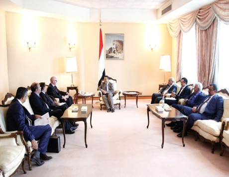 وفد الحكومة اليمنية يعود إلى الكويت لتثبيت نهاية المشاورات