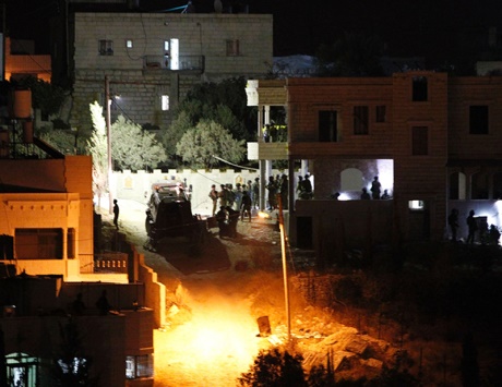 الاحتلال يعتقل 18 فلسطينياً ويهدم منزلاً ويتوغل في غزة