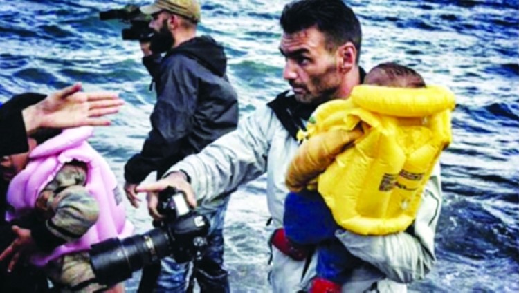 مصور نقل اللاجئين يفوز بجائزة فيزا دور