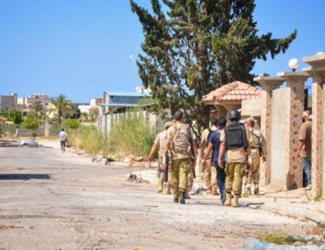 القوات الليبية تسيطر على مواقع في سرت وتفجر مفخختين