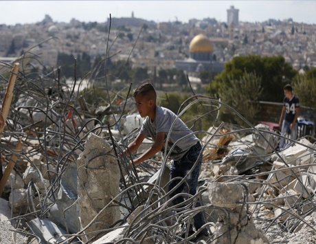 الاحتلال يهدم مرافق فلسطينية في القدس والخليل والأغوار