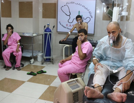 براميل النظام تخنق العشرات بالكلور في حلب