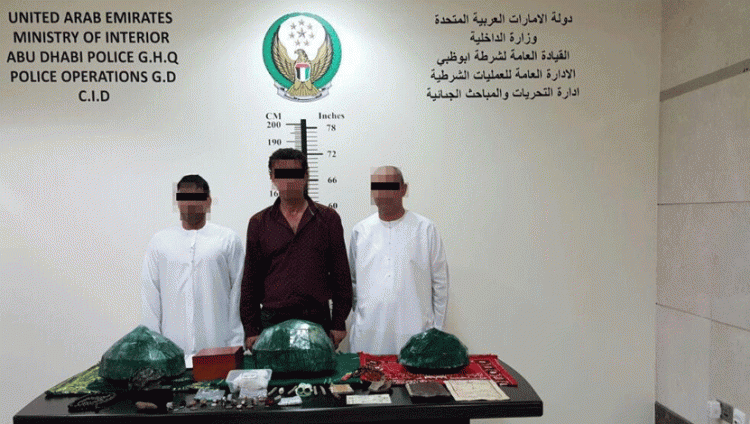 “شرطة أبوظبي” تضبط 3 أشخاص حاولوا تهريب آثار ومقتنيات أثرية
