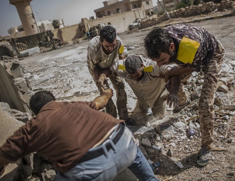 القوات الليبية تعلن مقتل 80 «داعشياً» وصحفي غربي في سرت