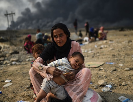 الأطفال والنساء الفارون من الموصل يختنقون بدخان حرائق النفط