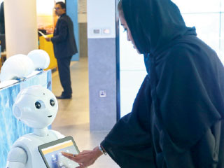 «الإمارات دبي الوطني» يعين «بيبر» أول موظف استقبال آلي