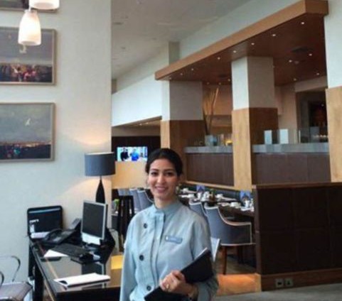 سعودية تعمل في نادي الضيافة لفندق بريطاني