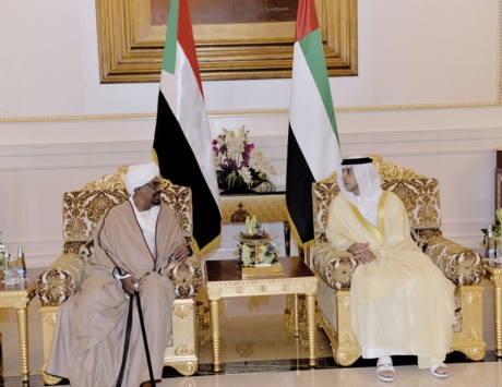 الرئيس السوداني ومنصور بن زايد يبحثان تعزيز العلاقات بين البلدين