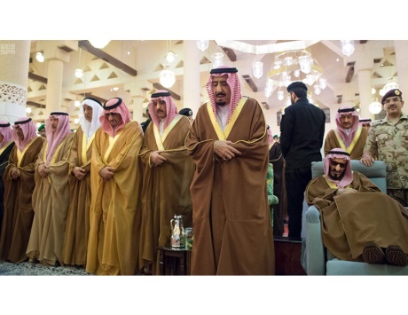 العاهل السعودي يتقدم مشيعي الأمير تركي بن عبدالعزيز