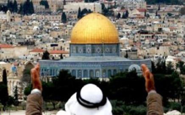 الاحتلال يُسْكِت أذان الفجر في القدس