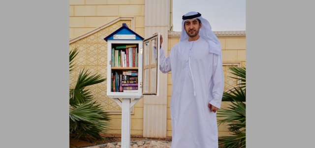 مواطن يخصص مكتبة أمام منزله لخدمة سكان المنطقة